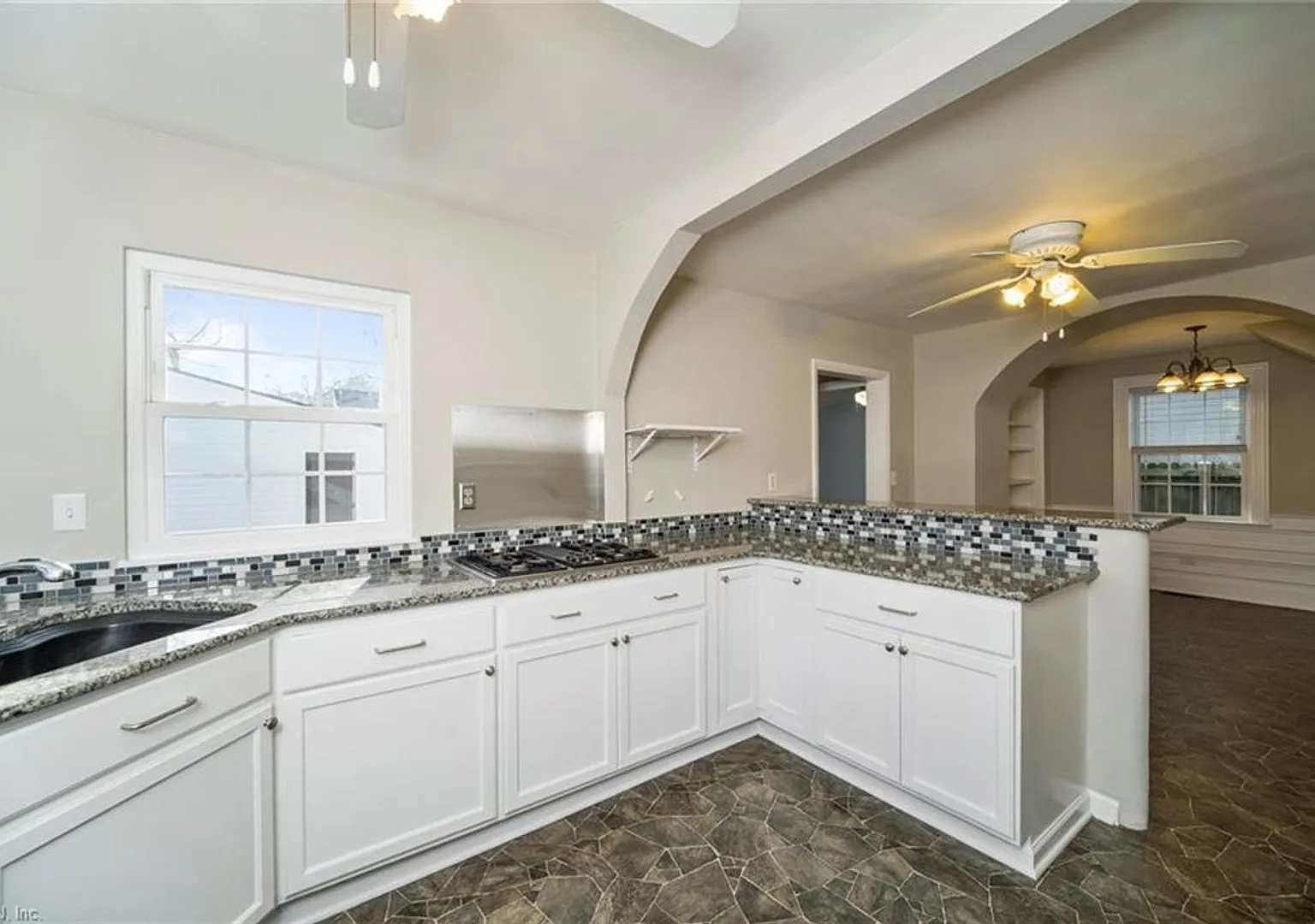 Charming Cape Cod Style, Impeccably Maintained Home near the Military Bases, Beaches, Interstate,... — Photo 4