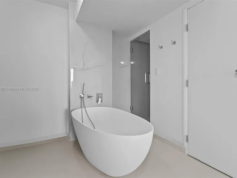 5555 Collins Ave #6L — Photo 9