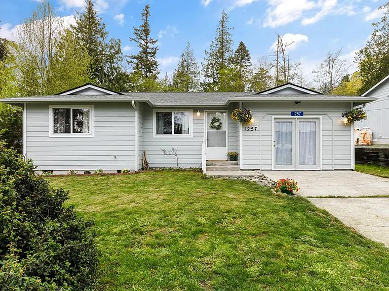 1257 Russell Dr — Photo 1