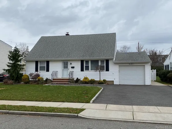 25 Woodhollow Rd, Albertson, NY 11507