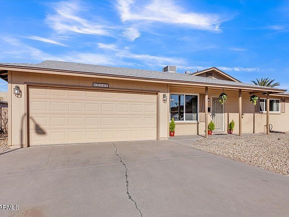 3rd image of 2106 E GREENWAY Drive