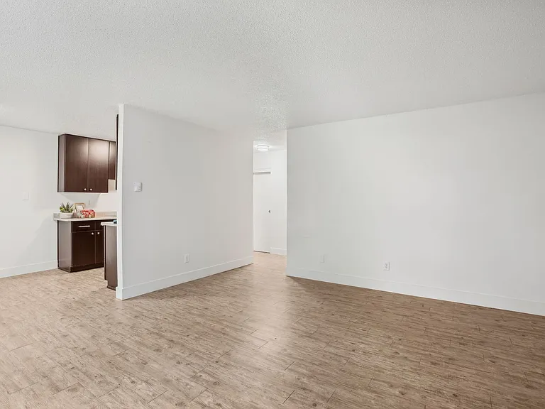 Beverly Grove Apartments — Photo 27