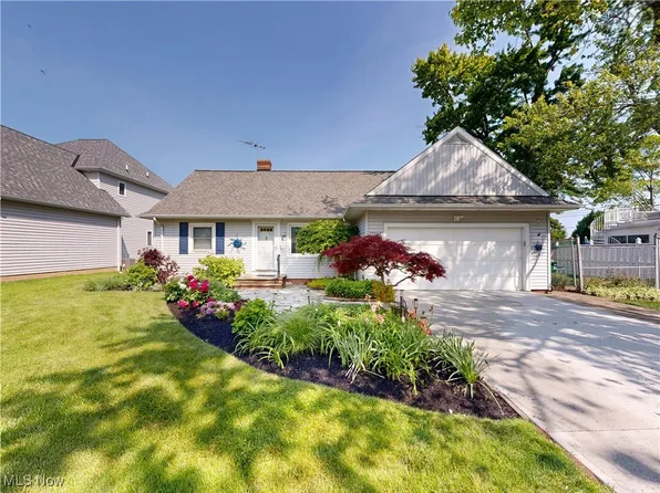 29207 Cresthaven Dr, Eastlake, OH 44095