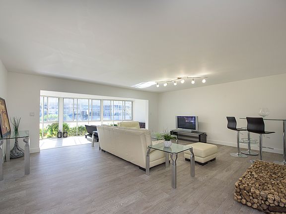 4th image of 3050 NE 48th St APT 102
