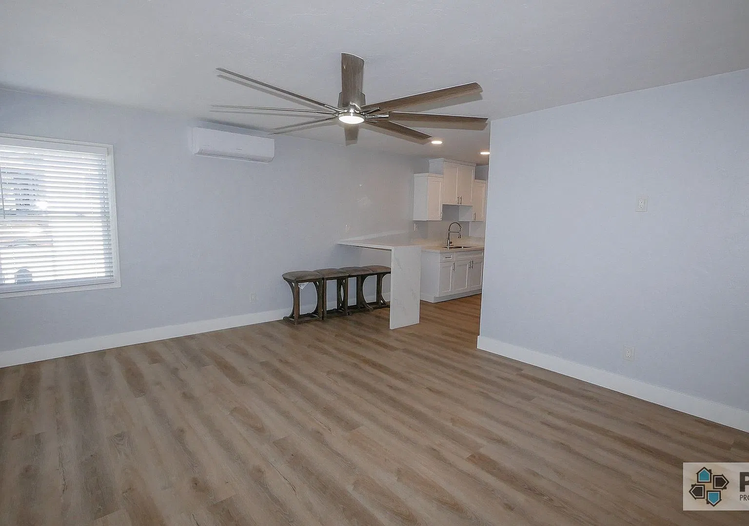 Beautifully renovated 3 bedroom/2 bath house — Photo 1
