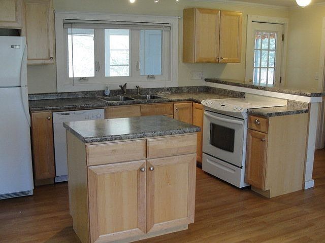2nd image of 28 Chasebrook Rd