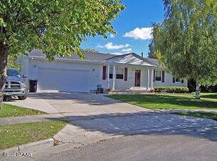 163 Victoria Ct, Grand Forks, ND 58201