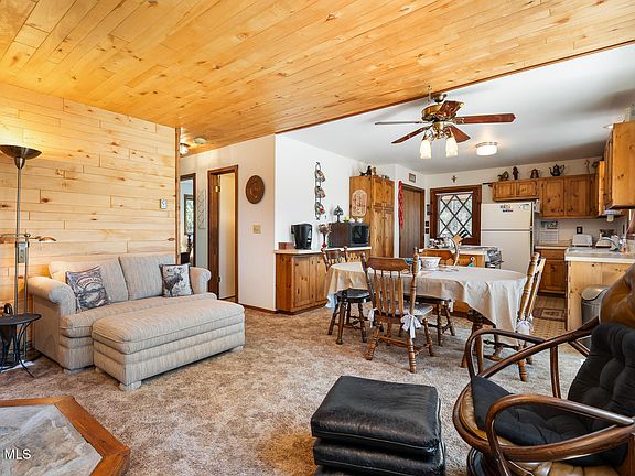 4th image of 411 Kinnikinnick Road