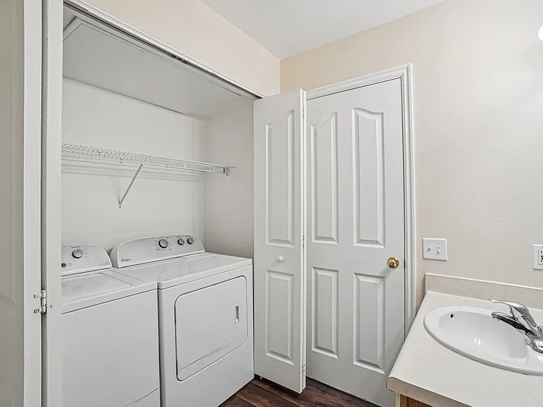 Sterling Pointe Apartments — Photo 16