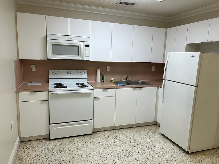 240 E 8th St #5 — Photo 5