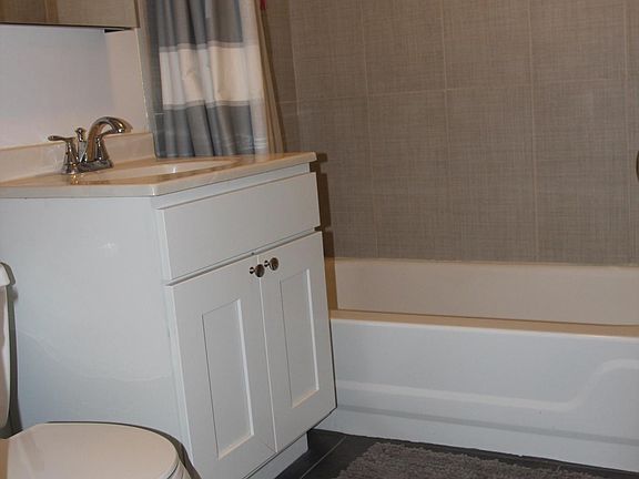 4th image of 853 N Leavitt St APT 1R