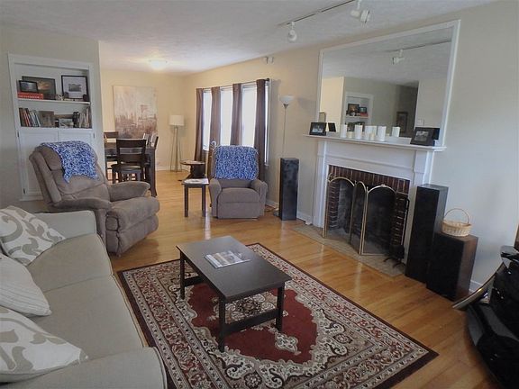 4th image of 340 N Coquillard Dr