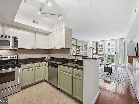 5th image of 880 N Pollard St APT 425