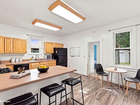 3rd image of 82 Moull St