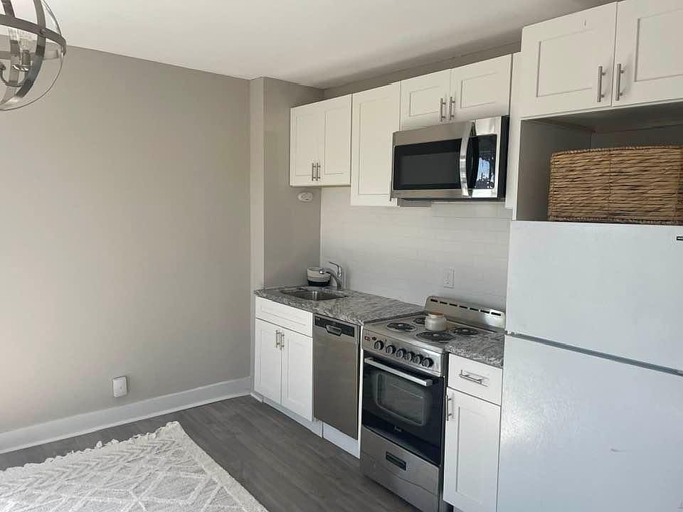 Kitchen, small, but does includes everything you need to create a delicious meal