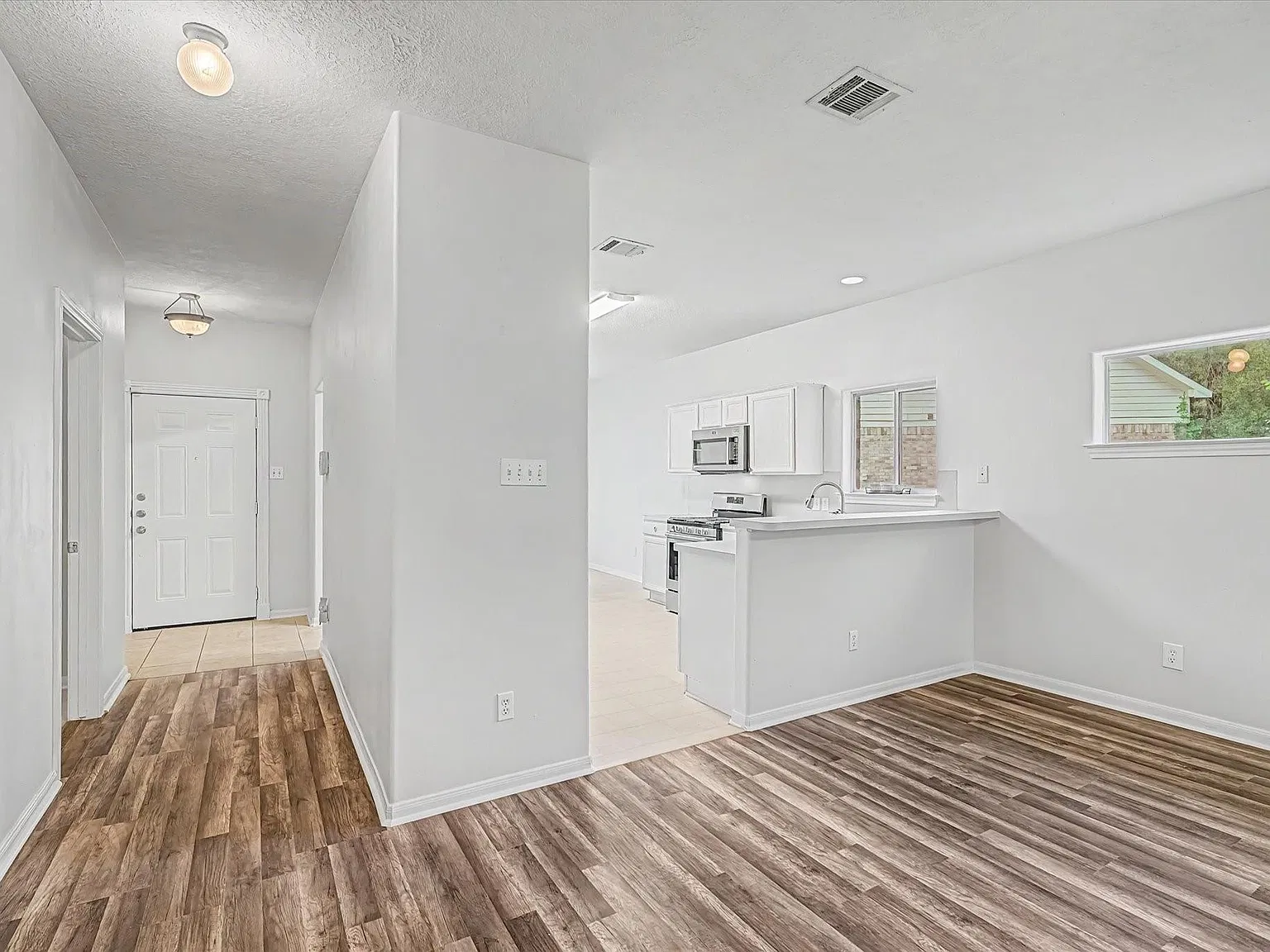 3 bed, 2.0 bath, 1515 sqft, $1,950 — Photo 3