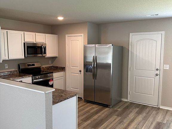 5th image of 35 Foster Louis Ln