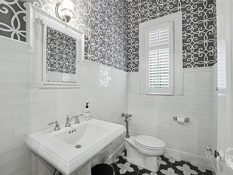 40th image of 27 E 49th Street