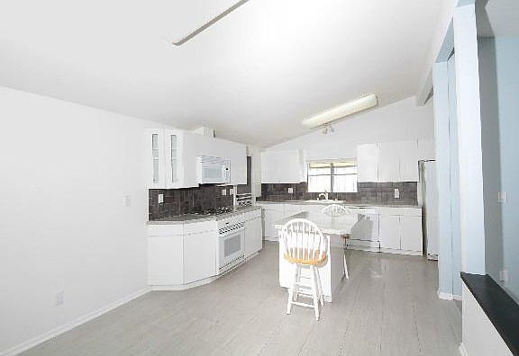 5th image of 9151 Hector Ave