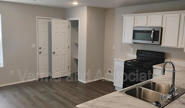 1701 Forest Dr — Photo 2