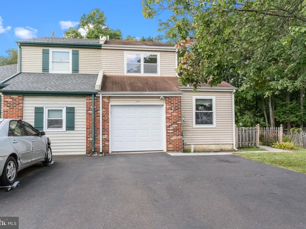 24 Boxwood Ln, Langhorne, PA 19047