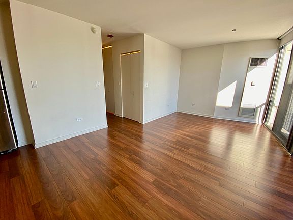 4th image of 502 N Orleans St #708