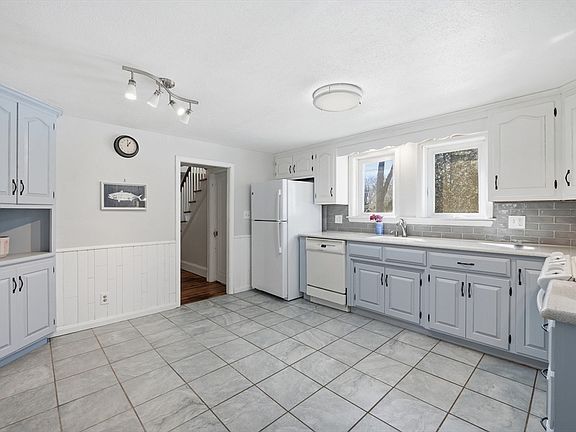 3rd image of 42 Carroll St