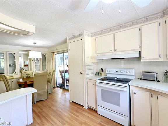4th image of 1041 Laurel Dr