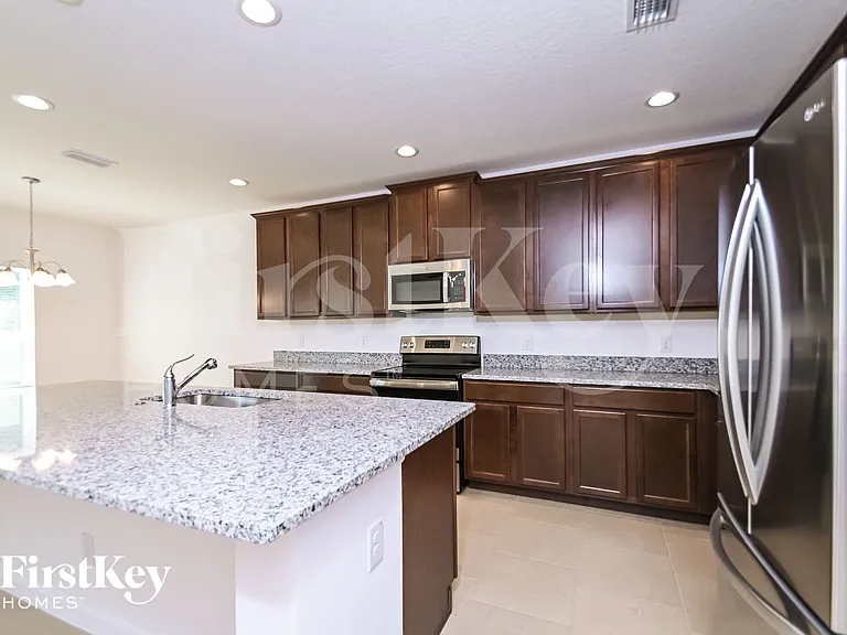900 Avenal Ln — Photo 8