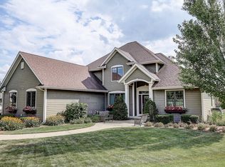 W350N5859 Hollyhock Ct, Oconomowoc, WI 53066