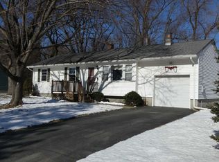 16 Cambridge Dr, Red Hook, NY 12571