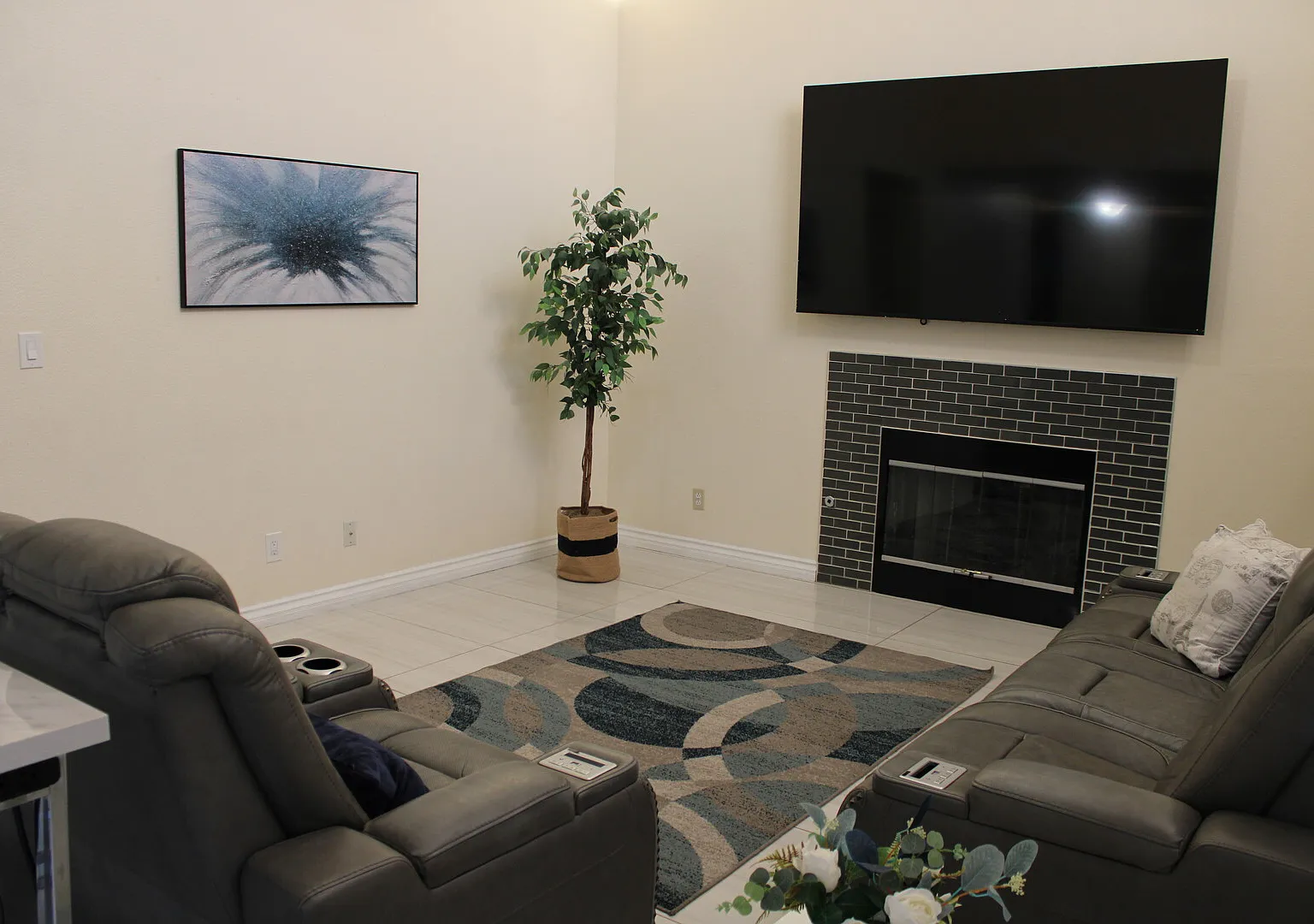 Your Las Vegas Retreat Modern Home with Patio & BBQ — Photo 3