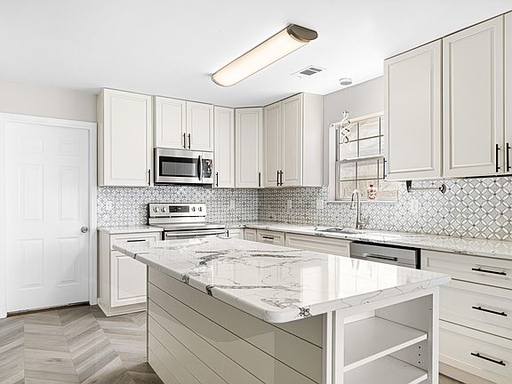 3rd image of 405 Northampton Cir