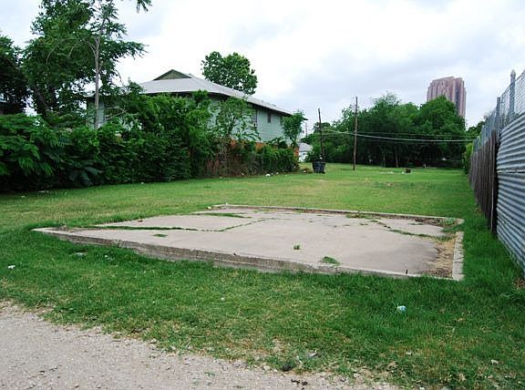 4th image of 3910 Roseland Ave