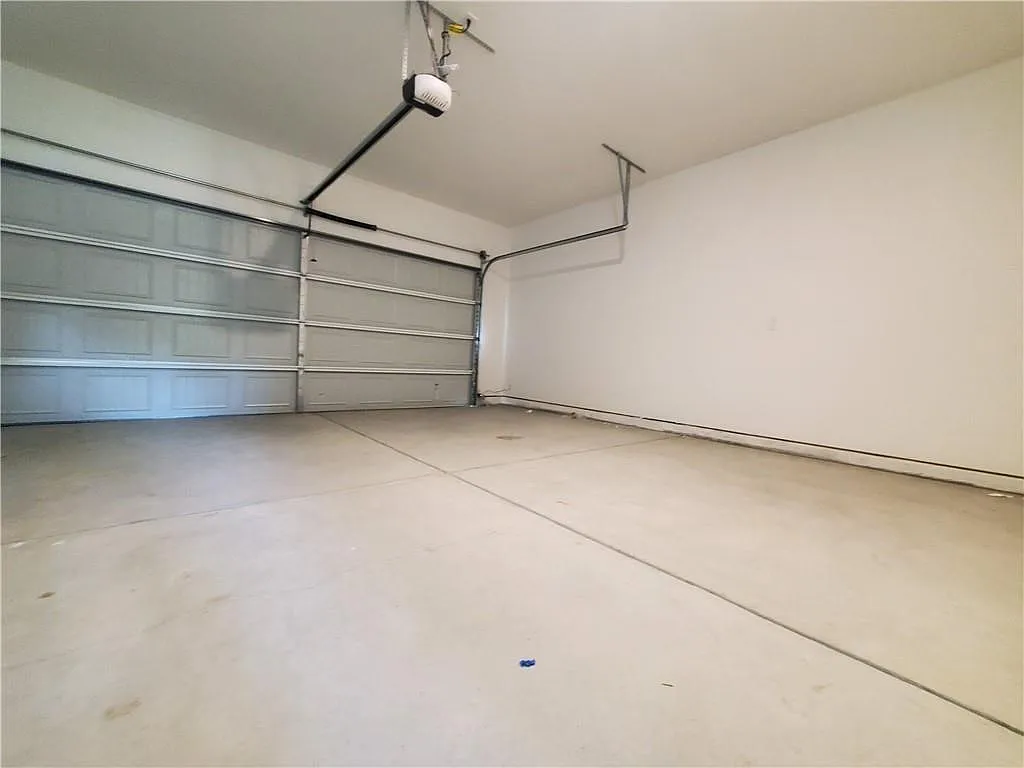 4 bed, 2.5 bath, 2542 sqft, $2,500 — Photo 4