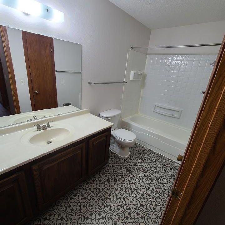 1st image of 2616 Country Club Pkwy #3