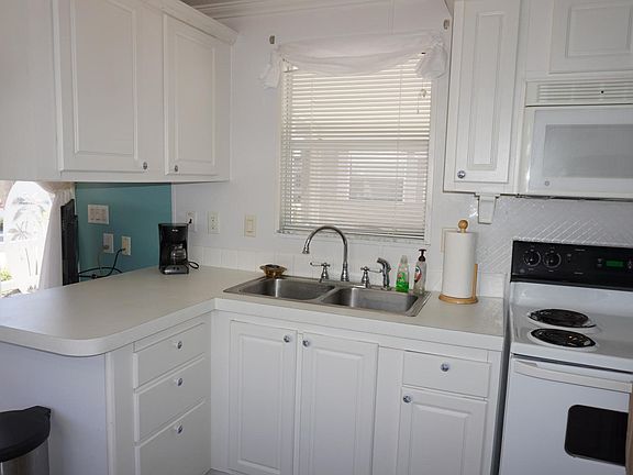 3rd image of 15 E Bradley St