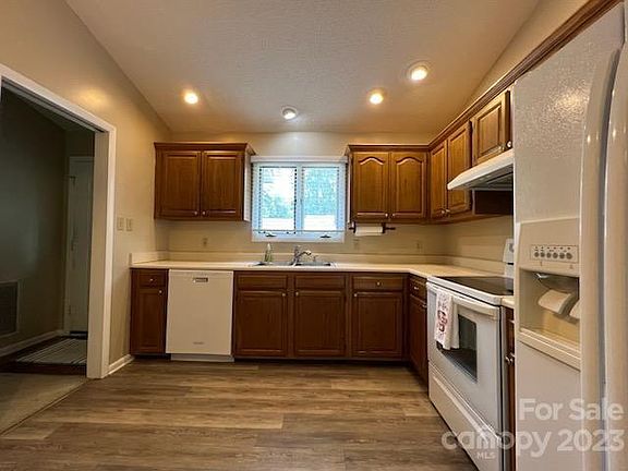 3rd image of 703 Wellington Hills Cir