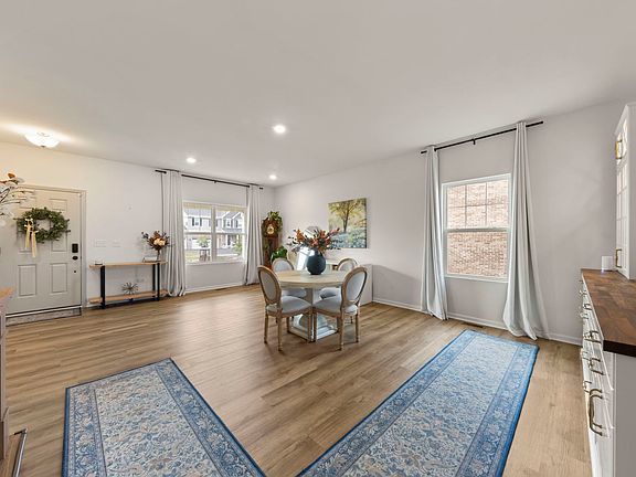 5th image of 886 Canongate Ln