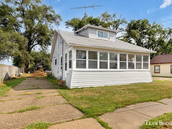 21 Frontenac St SE, Wyoming, MI 49548