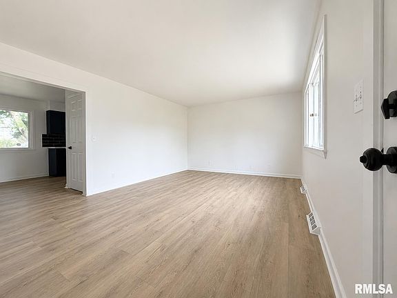 3rd image of 3202 W Birkshire Dr