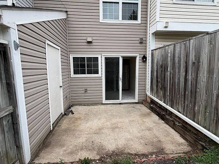 310 Lancaster Sq — Photo 17
