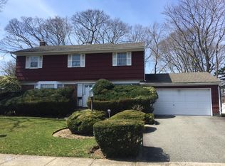 28 Park Dr E, Syosset, NY 11791