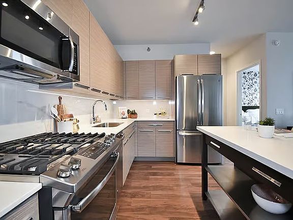 5th image of 934 W Madison St #2907