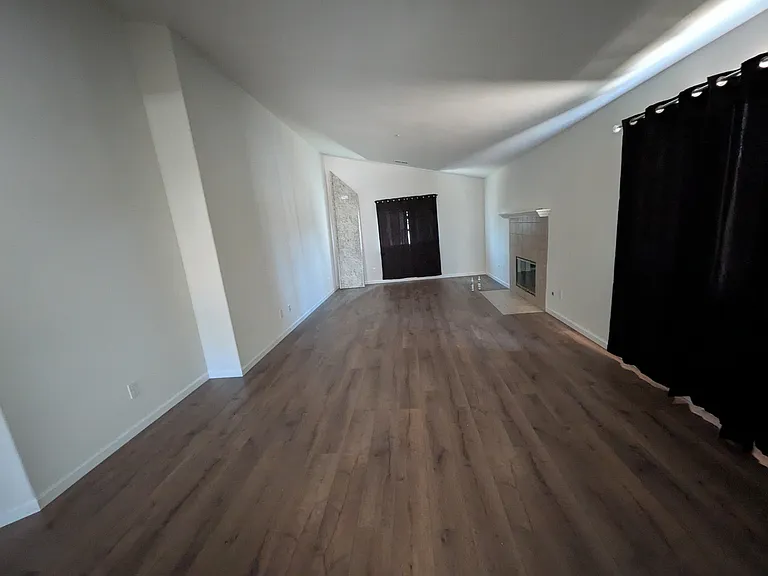 585 Hildale Cir — Photo 2