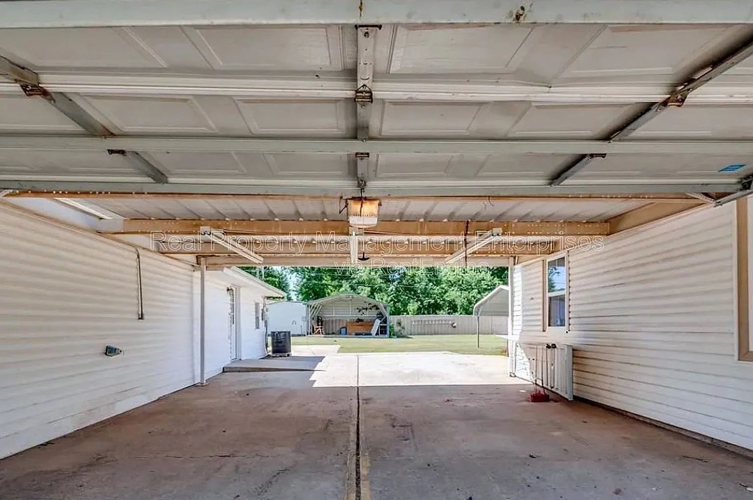 2 bed, 1.0 bath, 868 sqft, $1,150 — Photo 2