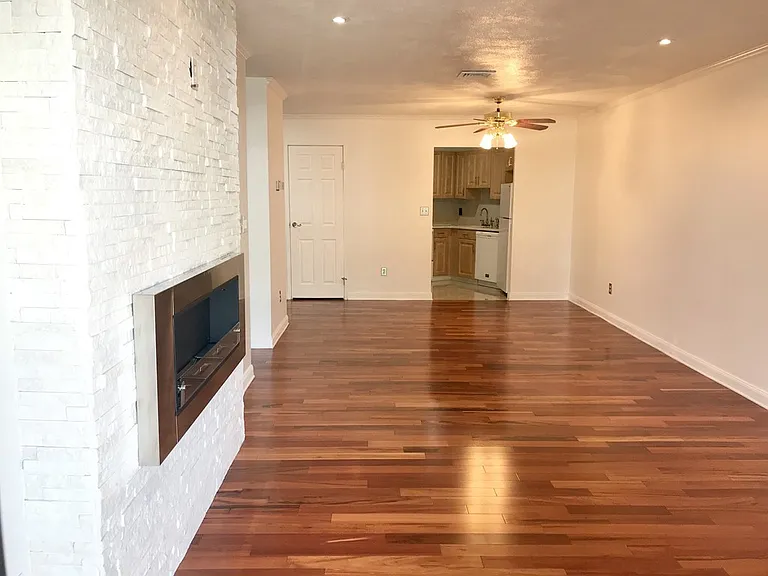 677 Quincy Shore Dr — Photo 3