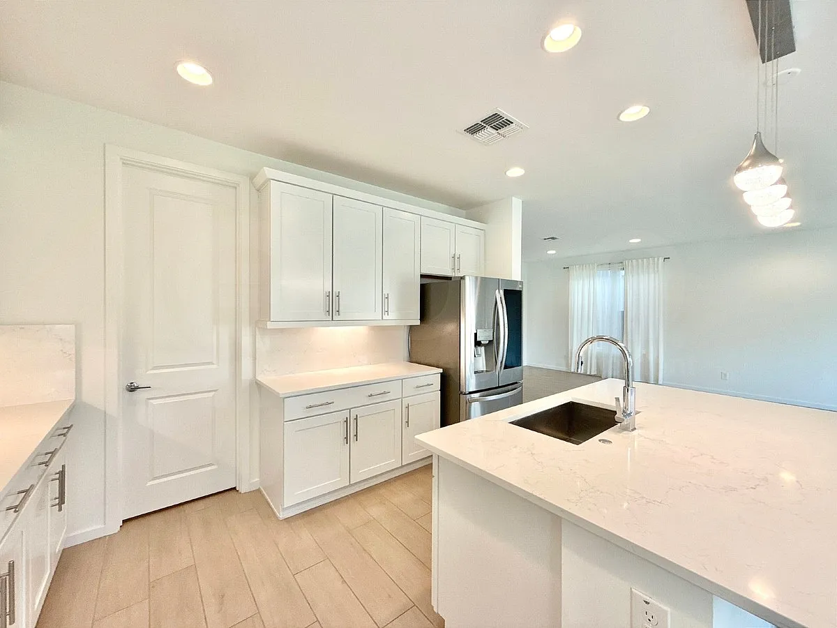 4 bed, 2.5 bath, 2464 sqft, $3,800 — Photo 4