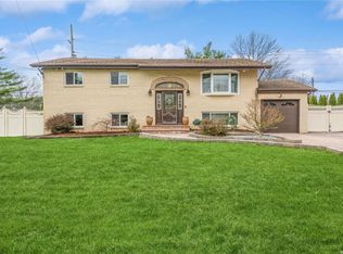 106 Ridge Rd, Wheatley Heights, NY 11798