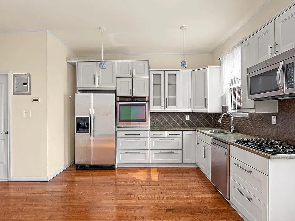 2020 Bleecker St #2